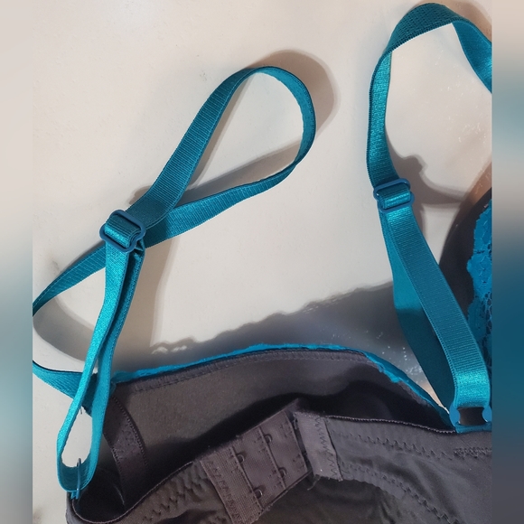 Gray Bra with Teal Lace Trim size 38C - Picture 5 of 16